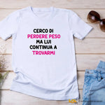 T-shirt Donna Divertente "Cerco di perdere peso ma lui continua a trovarmi"