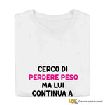 T-shirt Donna Divertente "Cerco di perdere peso ma lui continua a trovarmi"
