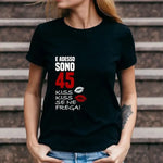 T-shirt Donna E sono 44 kiss kiss se ne frega Con Età Personalizzabile-T-shirt-Lol T-shirt