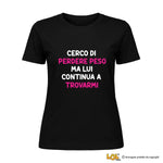 T-shirt Donna Divertente "Cerco di perdere peso ma lui continua a trovarmi"