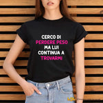 T-shirt Donna Divertente "Cerco di perdere peso ma lui continua a trovarmi"