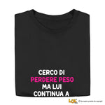 T-shirt Donna Divertente "Cerco di perdere peso ma lui continua a trovarmi"