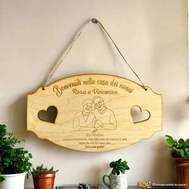 Targhetta da Appendere in Legno “Benvenuti nella casa dei nonni” Personalizzata con Dediche – Idea Regalo per i Nonni, Festa dei Nonni-Targa in legno-Lol T-shirt