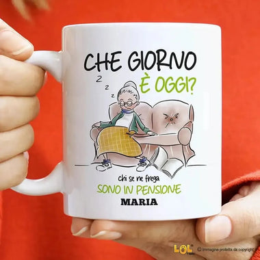 Tazza Che Giorno è Oggi Chi Se Ne Frega Sono in Pensione Personalizzata con Nome - Versione Donna-Tazze Personalizzate-Lol T-shirt