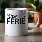 Tazza Divertente in Ceramica "Pensati in Ferie" - Idea Regalo Spiritosa-Tazze Personalizzate-Lol T-shirt