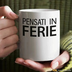 Tazza Divertente in Ceramica "Pensati in Ferie" - Idea Regalo Spiritosa-Tazze Personalizzate-Lol T-shirt