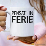 Tazza Divertente in Ceramica "Pensati in Ferie" - Idea Regalo Spiritosa-Tazze Personalizzate-Lol T-shirt