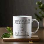 Tazza Divertente in Ceramica "Sono in Call, Ma Dimmi Tutto"-Tazze Personalizzate-Lol T-shirt