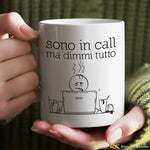 Tazza Divertente in Ceramica "Sono in Call, Ma Dimmi Tutto"-Tazze Personalizzate-Lol T-shirt
