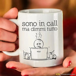 Tazza Divertente in Ceramica "Sono in Call, Ma Dimmi Tutto"-Tazze Personalizzate-Lol T-shirt