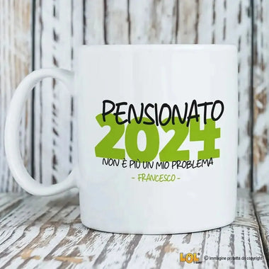 Tazza Pensionato Non è Più Un Mio Problema Personalizzata con Anno e Nome-Tazze Personalizzate-Lol T-shirt
