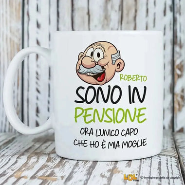 Tazza Sono in Pensione Ora l'unico Capo Che Ho è Mia Moglie Personalizzata con Nome-Tazze Personalizzate-Lol T-shirt
