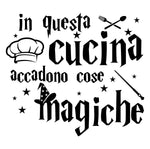 Adesivo Murale Cucina "In questa cucina accadono cose magiche"-Adesivi decorativi-Lol T-shirt