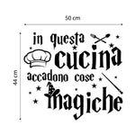 Adesivo Murale Cucina "In questa cucina accadono cose magiche"-Adesivi decorativi-Lol T-shirt