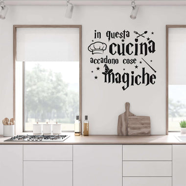 Adesivo Murale Cucina "In questa cucina accadono cose magiche"-Adesivi decorativi-Lol T-shirt