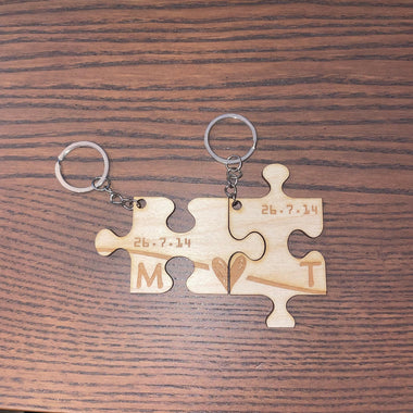 Portachiavi in legno a forma di puzzle