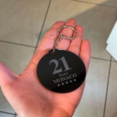 Portachiavi per Hotel o b&b in plexiglass nero con numero stanza forma tonda-portachiavi hotel-Lol T-shirt
