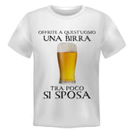 T-shirt Uomo Offrite a quest'uomo una birra, tra poco si sposa.-T-shirt-Lol T-shirt